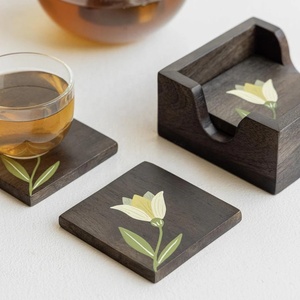 Juego de Posavasos de Madera Maciza con Incrustaciones Florales, Resistentes al Calor, Elegantes, para Decoración de Mesa - Product Image 1