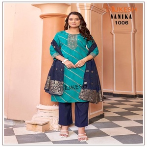 Nouvel Arrivage Ensemble Femme Mode en Soie Romaine avec Broderie et Motif Rayures Croisées, comprenant Kurti Droit, Pantalon Uni et Dupatta Jacquard Diable - Product Image 1