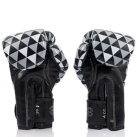 Gants de boxe Muay Thai Fairtex sur mesure, entièrement en cuir noir, avec impression de logo, fermeture à scratch.