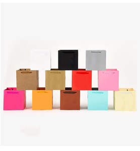 Sacs fourre-tout élégants en papier kraft carré, imprimés sur mesure, motif floral de luxe avec poignées pour l'emballage de vêtements et de cadeaux - Product Image 2