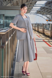 Blazer élégant gris décontracté pour femme, sans col, à manches courtes, avec bordure contrastante, veste cintrée SAYA - Product Image 3