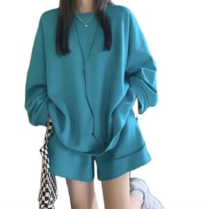 Ensemble deux pièces personnalisable : sweat à capuche oversize et short de survêtement pour femme – Style décontracté avec logo - Product Image 3