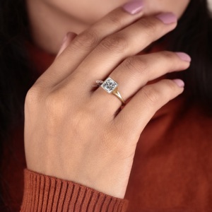Anillo de compromiso y boda minimalista con diamante de laboratorio talla princesa engastado en bisel, oro de 14K, joyería fina personalizada, proveedor mayorista - Product Image 5