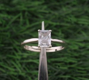 Bague solitaire en argent sterling 925 avec turquoise, bijou classique, délicat et minimaliste pour femme, cadeau de mariage ou d'anniversaire - Product Image 4
