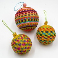 Assortiment de boules de Noël artisanales en paille de mer, décorations suspendues en herbe marine
