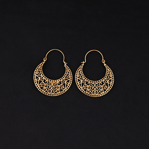 Boucles d'oreilles créoles tendance en laiton plaqué or de style bohème, provenant de Jaipur, Inde - Product Image 2