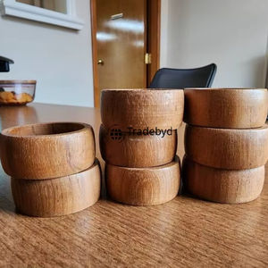 Anneaux de serviette de table en bois classiques faits à la main, écologiques, durables, accessoires de luxe pour la table à manger par Tradebyd - Product Image 1