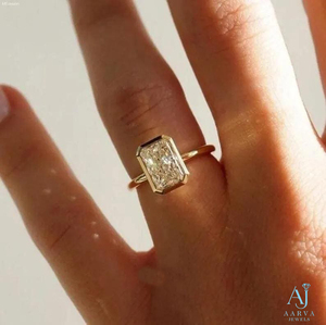 Anillo de Moissanita Clásico con Corte Radiante, Engaste de Bisel, Solitario, para Compromiso o Boda, Chapado en Oro Amarillo para Mujer - Product Image 2