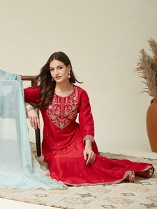Ensemble Kurta en soie Vichitra de créateur avec dupatta en georgette brodée et pantalon droit – Vêtements pour femmes en gros - Product Image 3