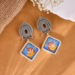 Boucles d'oreilles tendance Meera Jaipur Ganesha en peinture argentée - Product Image 1