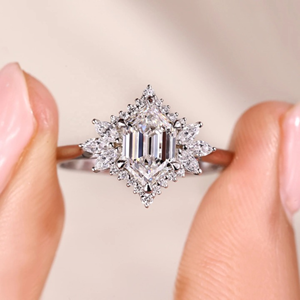 Anillo de compromiso con diamante cultivado en laboratorio de 1.27 quilates, corte hexagonal con engaste catedral, joyería de anillo de eternidad en vermeil de 14k - Product Image 1