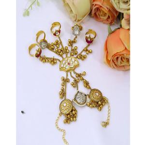 Bracelet de main élégant plaqué or de qualité supérieure avec perles Kundan pour femmes, bijoux traditionnels indiens Hathphool. - Product Image 2