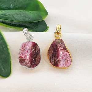 Colgante de rubí natural en forma de colilla, hecho a mano, con baño de oro, amuleto de cristal curativo, piedra de nacimiento, 10-12mm - Product Image 1