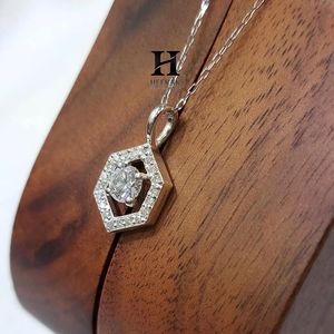 Collier pendentif halo hexagonal moderne en or blanc 14 carats plaqué or, pendentif géométrique pour femme, bijou délicat pour tous les jours - Product Image 4