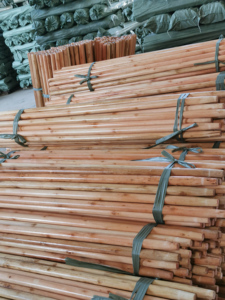 Venta Directa de Fábrica: Mango de Madera de Eucalipto 2026 con Acabado Barnizado para Herramientas de Jardín y Uso en Exteriores - Product Image 3