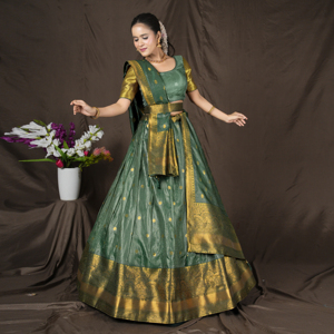 Lehenga Choli de Seda Banarasi con Motivos Tejidos, Borde Tradicional de Lujo, Blusa a Juego y Elegante Dupatta Festivo - Product Image 2