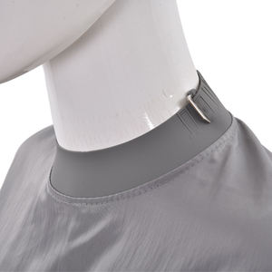 Capa de Barbero al por Mayor con Logotipo Personalizado, Profesional, Impermeable, Antiestática, Antiadherente, de Plástico, con Orificio para el Brazo - Product Image 2
