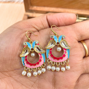 Magnifiques boucles d'oreilles Jhumkaas de créateur avec motifs de perles et d'oiseaux, travail en émail et perles, idéales pour les fêtes. - Product Image 2