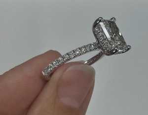 Anillos de compromiso de diamantes cultivados en laboratorio Radiant con halo oculto, anillos de boda con detalles redondos, joyería nupcial personalizada de oro macizo de 14k y 18k al por mayor - Product Image 2