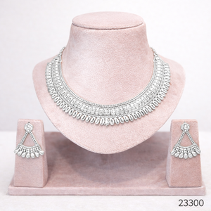 Conjunto de collar clásico con acabado dorado y pendientes a juego – Joyería de diseño elegante 23301 - Product Image 4