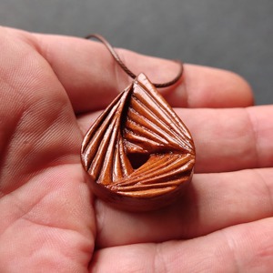 Pendentif en bois en forme de larme avec motif de feuille sculpté, collier artisanal, finition bois naturel - Product Image 4