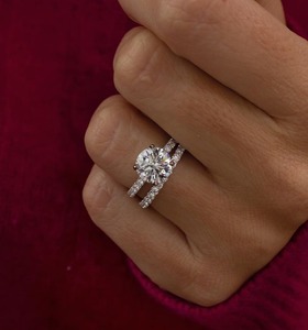 Bague de fiançailles en diamant de laboratoire taille ronde 2,50 carats, solitaire brillant avec alliance demi-éternité pavée - Product Image 5