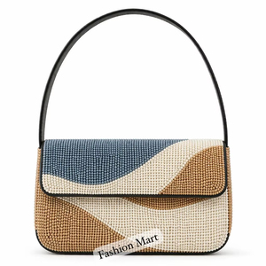 Bolso de Mano con Cuentas de Fresa Hecho a Mano, Moderno y Elegante para Mujer - Product Image 1