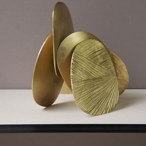 Sculpture abstraite élégante en laiton et aluminium, statue décorative en métal, figurine d'art métallique pour hôtel, décoration de table à domicile - Product Image 1