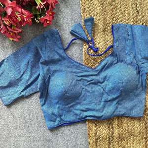 Blusa lista para usar de algodón y seda con trabajo Zari, diseño a cuadros, mangas cortas y cuello en V con detalles de lazo en la espalda. - Product Image 6
