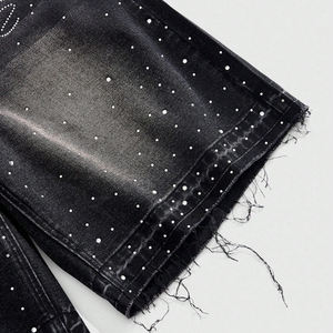 Shorts en jean délavé personnalisés avec strass et motifs graphiques, style streetwear décontracté avec poches obliques, pour unisexe - Product Image 4