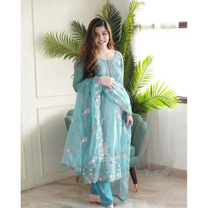 Ensemble de costume de soirée pour femmes de créateur avec broderie et travail de paillettes - Product Image 6