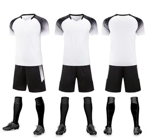 Conjunto de Camiseta de Fútbol Blanca con Cuello en V para Hombre, con Pantalones Cortos Negros y Calcetines, Poliéster que Absorbe la Humedad, Ajuste Atlético para Todas las Temporadas - Product Image 1