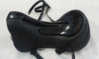 Silla de Montar Inglesa Premium para Caballos, Excelente Resistencia con Correas de PVC, Hecha sobre un Estructurador de Fibra