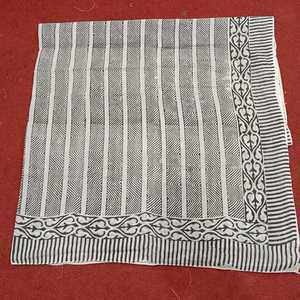 Écharpe en pur coton doux à pompons pour femme, châle de voyage, étole, bandana, dupatta, imprimé floral indien fait main au bloc - Product Image 1