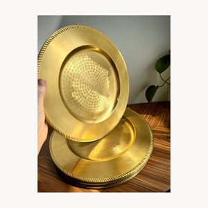 Assiette de Présentation Moderne en Métal, Finition Dorée Élégante, Design Personnalisé, Nouvelle Arrivée Décorative pour la Table - Product Image 1