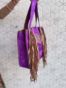 กระเป๋าถือหนังแท้แต่งขนสัตว์เมทัลลิกสำหรับผู้หญิง ดีไซน์เก๋ ขายดี กระเป๋าถือสไตล์โบฮีเมียนสำหรับผู้หญิง - Product Image 3