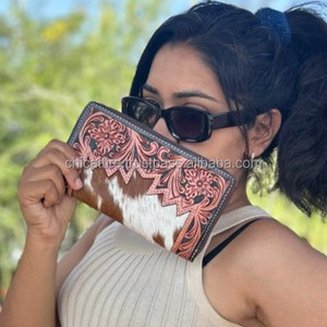 กระเป๋าคลัทช์แกะสลักมือกระเป๋าเงินแบบหนีบเคสโทรศัพท์หนังวัวมีสไตล์กระเป๋าสตางค์ดีไซน์ใหม่ใช้ได้หลากหลายแบบแบบตะวันตก - Product Image 2