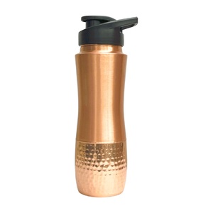 Bouteille d'eau en cuivre artisanale et écologique avec design martelé, rechargeable pour le bureau, la maison, les voyages et les activités de plein air - Product Image 6