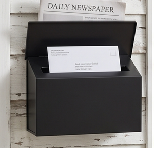 Elegante Buzón de Metal Negro, Independiente, con Acceso Superior, Recubrimiento en Polvo Resistente, Caja de Almacenamiento Perfecta para un Jardín con Estilo - Product Image 4