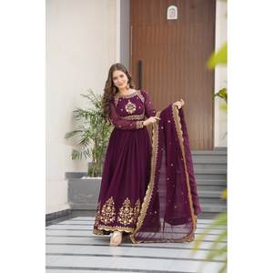 Vestido de Diseñador con Corte en A, Estampado Floral, Bordado con Hilo Zari y Lentejuelas, Incluye Dupatta - Product Image 3