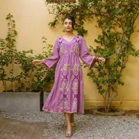 Robe midi en coton brodée violette, col en V, manches lanternes, style bohème, coupe ample, robe d'été décontractée pour femme avec broderie à la main