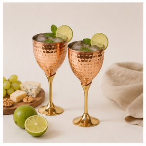 Copa de Vino de Cobre Martillado 100% Puro, Hecha a Mano, con Elegante Soporte de Latón, Cáliz Metálico Aislado para Regalos de Boda - Product Image 2