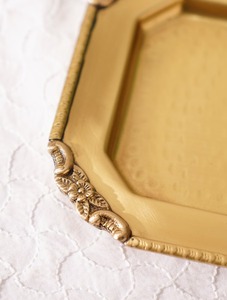 Bandeja decorativa rectangular de diseño tradicional con esquinas ornamentadas para decoración del hogar, chapada en oro. Bandeja de servicio de diseño tradicional. - Product Image 3
