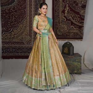 Lehenga Choli de Seda Banarasi con Tejido Tradicional en Toda la Prenda, Blusa Elegante, Dupatta en Contraste Intenso y Borde Festivo Impresionante - Product Image 2