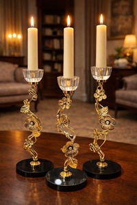 Elegante candelabro de metal dorado y vidrio, centro de mesa decorativo de primera calidad, perfecto para decoración del hogar y celebraciones, procedente de la India. - Product Image 4