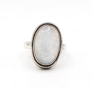 Bague ovale vintage faite à la main en argent sterling massif 925 avec pierre de lune arc-en-ciel certifiée IGI de haute qualité pour femme, idéale pour les soirées - Product Image 1