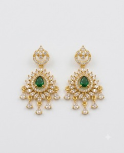 Boucles d'oreilles élégantes en forme de goutte d'eau, serties de diamants américains, plaquées or, pour femmes, pour réceptions, fêtes, vente en gros. - Product Image 1