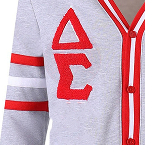 Suéter Gris para Mujer de la Hermandad Delta Sigma DST, con Mangas a Rayas Rojas y Blancas, Tejido Acrílico, Corte Regular - Product Image 3
