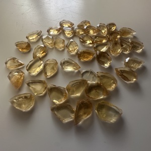 CITRINE NATURELLE TAILLÉE EN PLAT, LOT DE 168 CARATS, TAILLES MÉLANGÉES, ENTIÈREMENT POLIES ET BRILLANTES, AVEC LUSTER ET PERLES POUR LA CRÉATION DE BIJOUX - Product Image 3