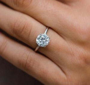 Bague de mariage en diamant taille ronde avec sertissage solitaire, bijoux en argent sterling pour elle, pierre blanche, cadeau, design minimaliste nuptial - Product Image 1
